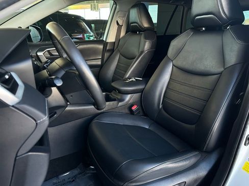 Used 2022 Toyota RAV4 XLE Premium image 14