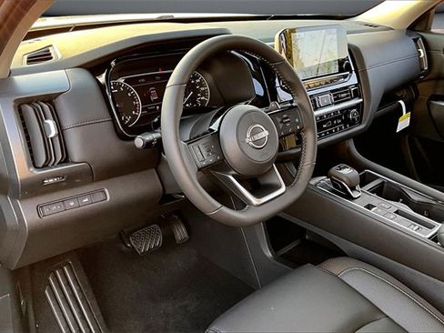 New 2025 Nissan Pathfinder SL image 7