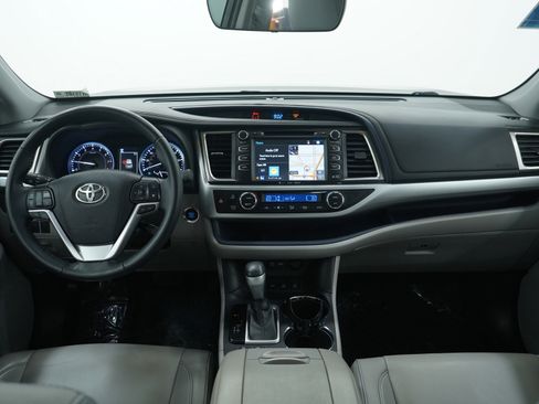 Used 2019 Toyota Highlander XLE image 18