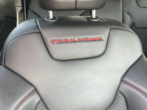 Used 2022 Jeep Cherokee Trailhawk AWD/4WD image 39