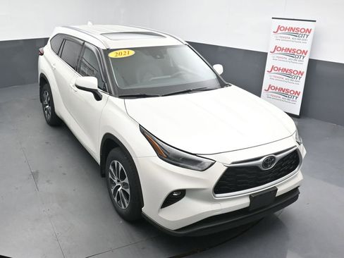 Used 2021 Toyota Highlander XLE AWD/4WD image 24