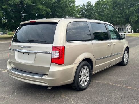 Used 2014 Chrysler Town & Country Touring FWD image 8