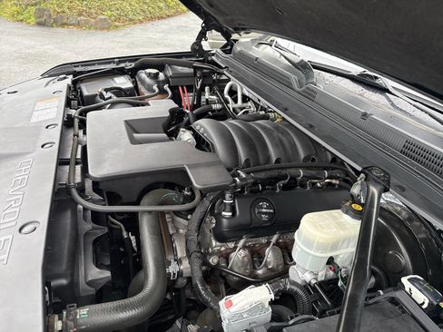 Used 2018 Chevrolet Suburban LT image 12