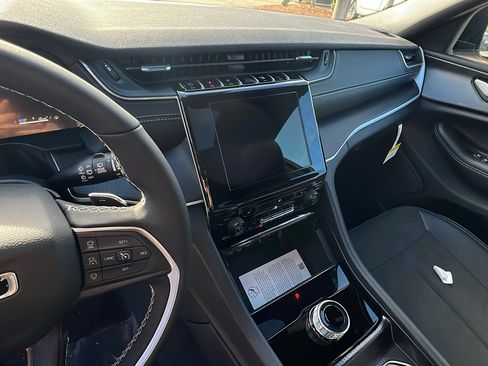 New 2025 Jeep Grand Cherokee L Altitude image 27