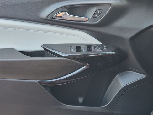 Used 2025 Chevrolet Trax LT FWD image 24
