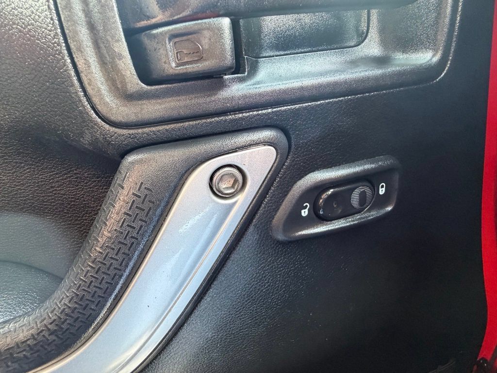 Used 2018 Jeep Wrangler Unlimited Sahara w/ Connectivity Group AWD/4WD image 48