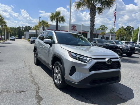 Used 2024 Toyota RAV4 XLE FWD image 2