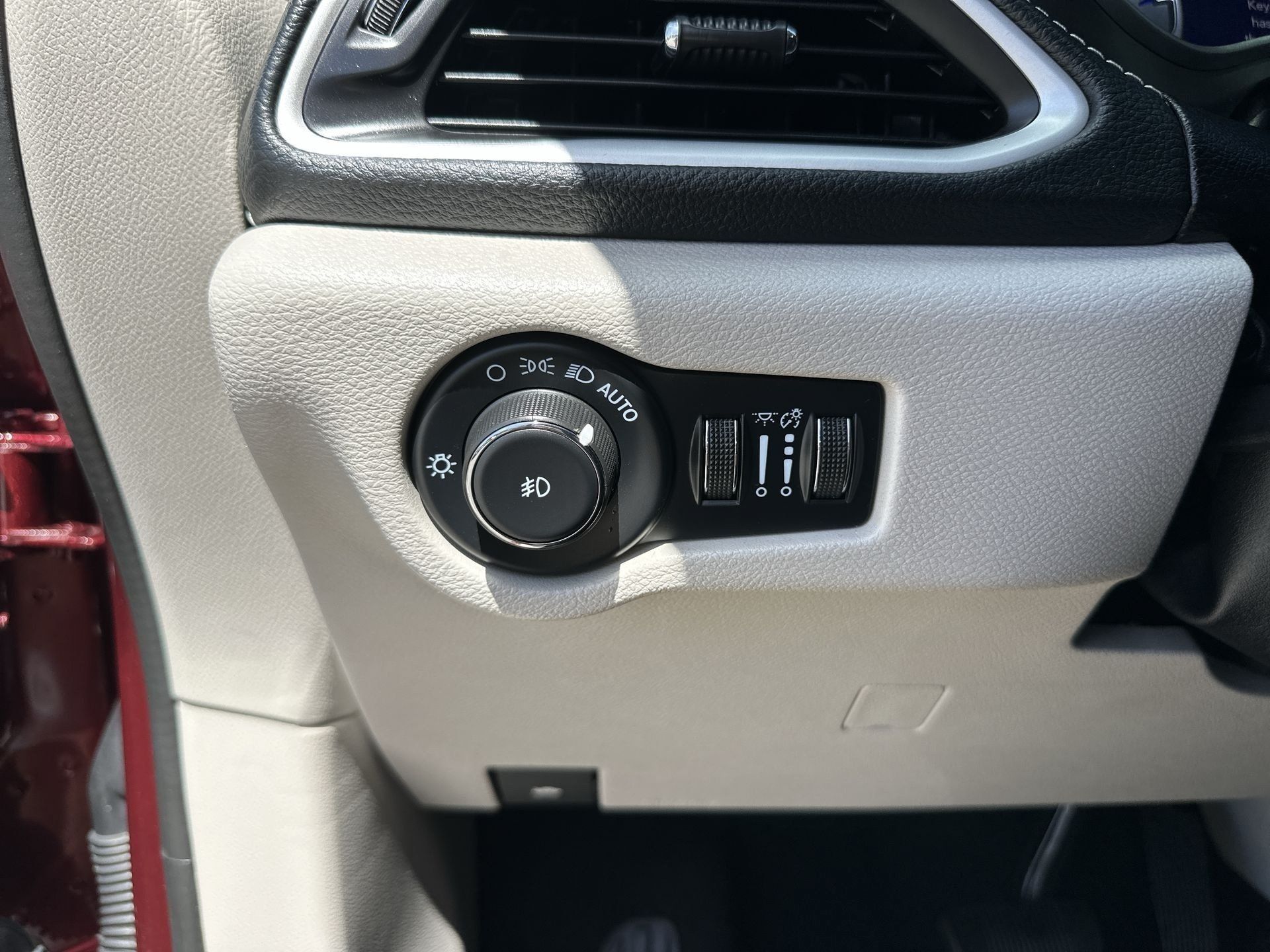Used 2022 Chrysler Pacifica Touring-L AWD/4WD image 18