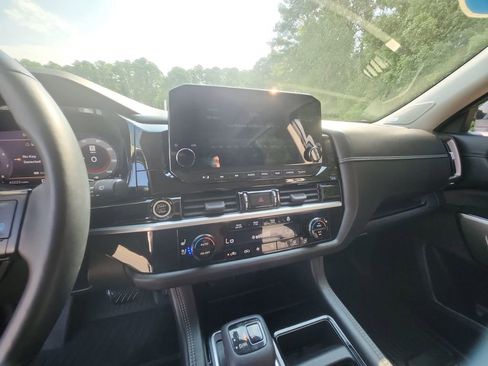 Used 2023 Nissan Pathfinder Platinum image 18