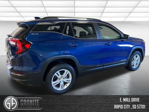 Used 2022 GMC Terrain SLE w/ Driver Convenience Package image 5