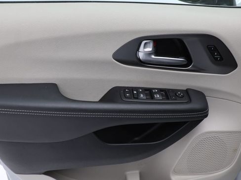 Used 2024 Chrysler Pacifica Touring-L image 13