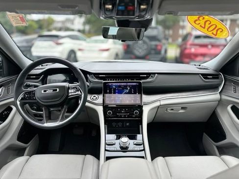 Used 2023 Jeep Grand Cherokee Overland w/ Luxury Tech Group IV AWD/4WD image 16