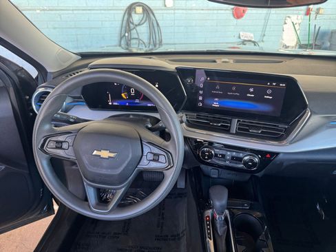 Used 2025 Chevrolet Trax LT image 32