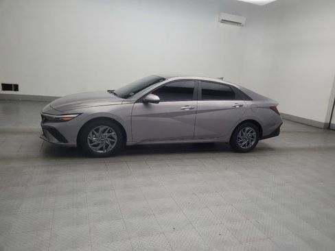 Used 2024 Hyundai Elantra SEL FWD image 2