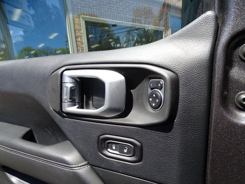 Used 2018 Jeep Wrangler Unlimited Sahara image 16