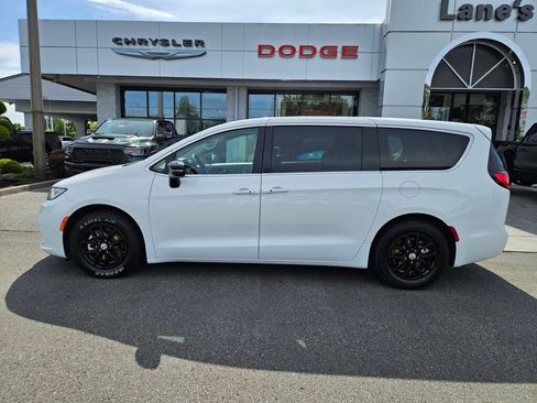 Used 2024 Chrysler Pacifica Touring-L FWD image 2