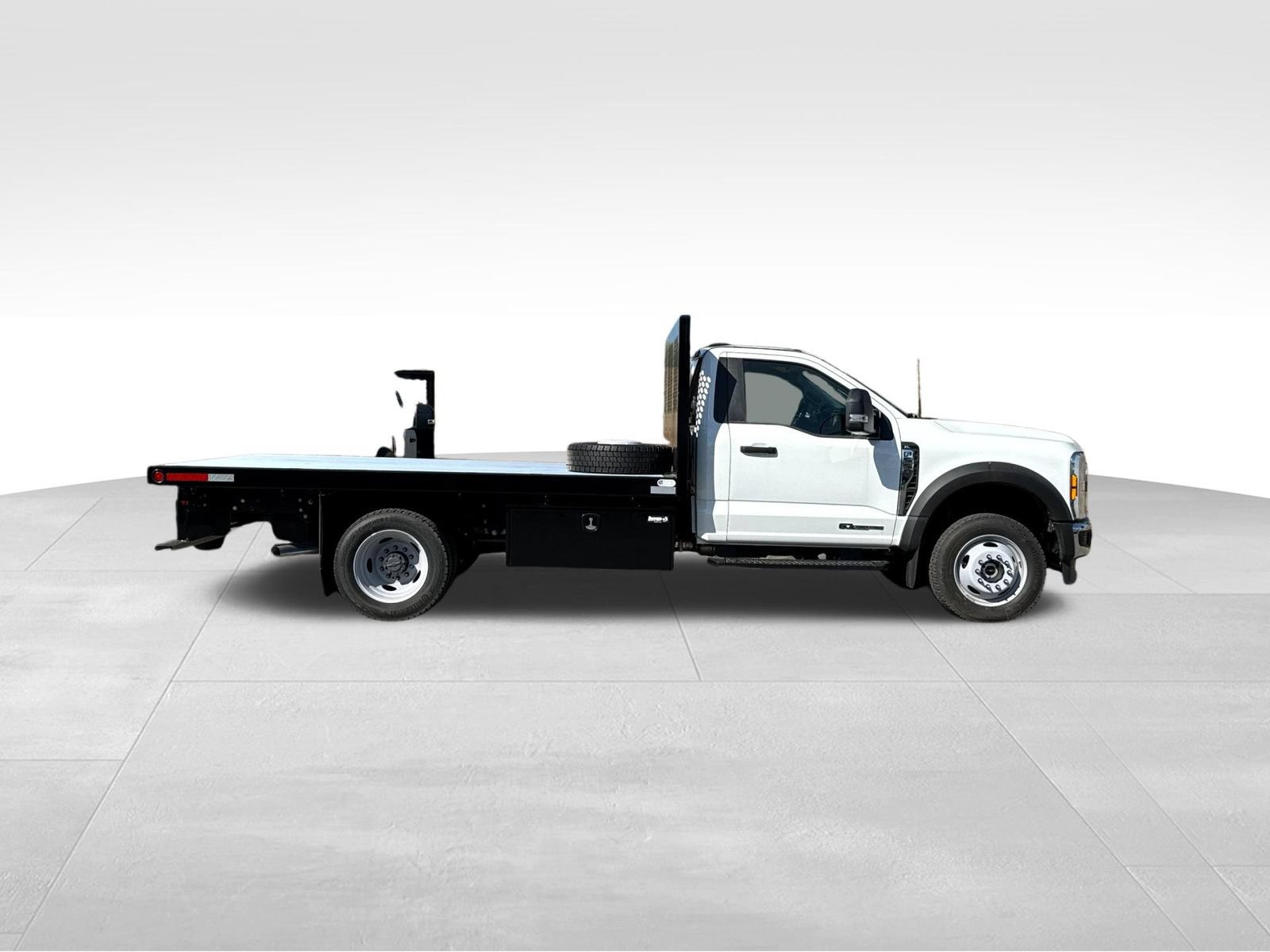 Used 2024 Ford F550 4x4 Regular Cab Super Duty image 2