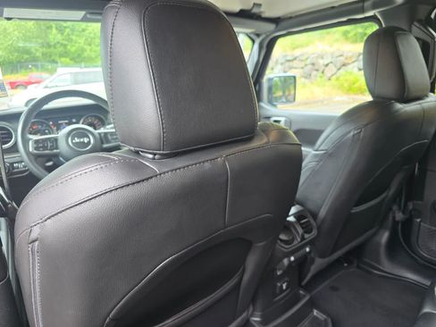 Used 2019 Jeep Wrangler Unlimited Sahara AWD/4WD image 9