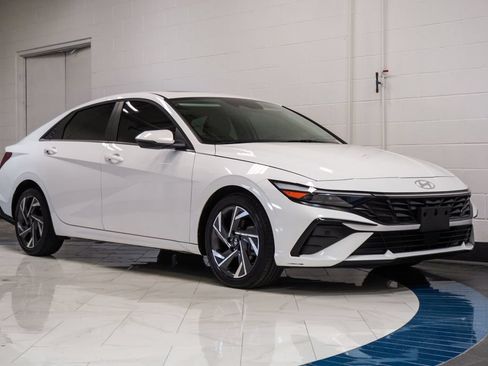Used 2025 Hyundai Elantra Limited w/ Cargo Package FWD image 5