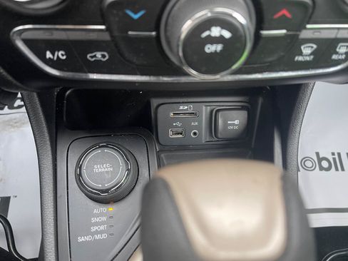 Used 2014 Jeep Cherokee Sport w/ Cold Weather Group AWD/4WD image 14