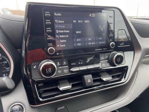 Used 2020 Toyota Highlander XLE image 24