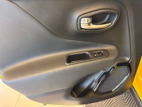 Used 2017 Jeep Renegade Altitude AWD/4WD image 24