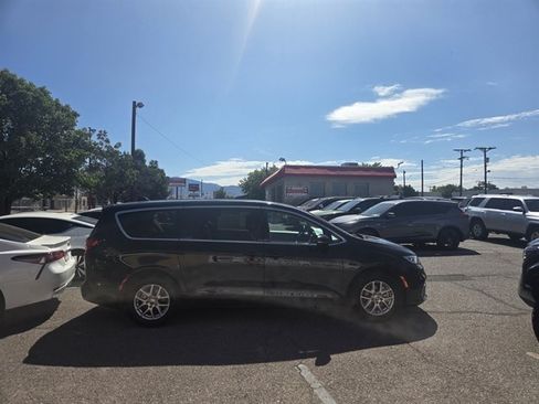 Used 2024 Chrysler Pacifica Touring-L FWD image 3