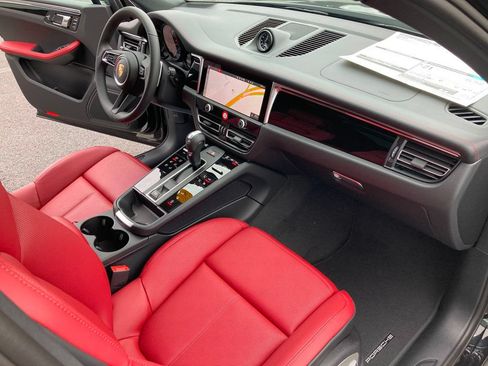 Used 2025 Porsche Macan AWD/4WD image 22