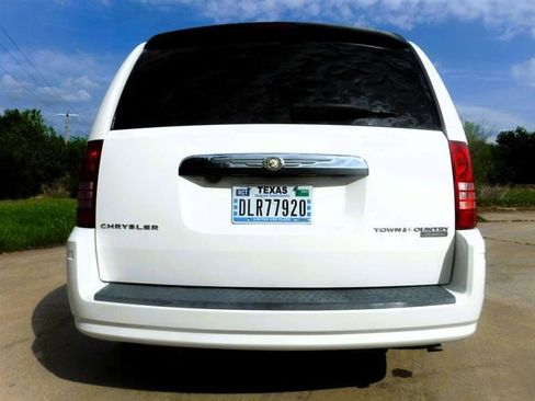 Used 2009 Chrysler Town & Country Touring image 15