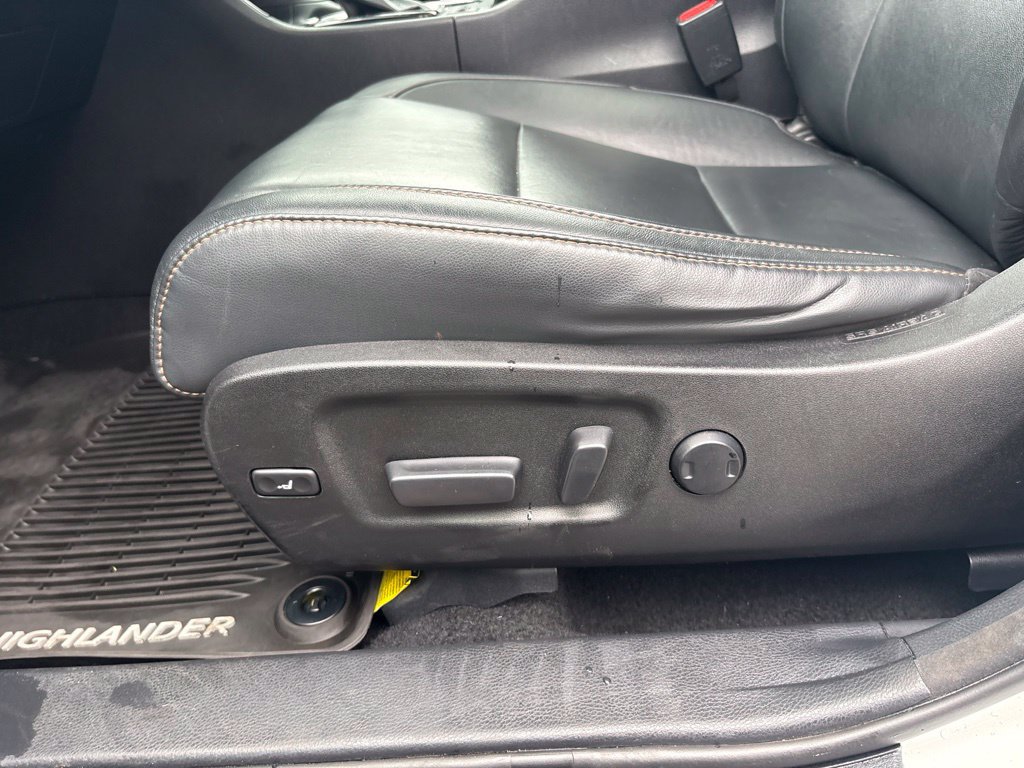 Used 2017 Toyota Highlander XLE AWD/4WD image 17