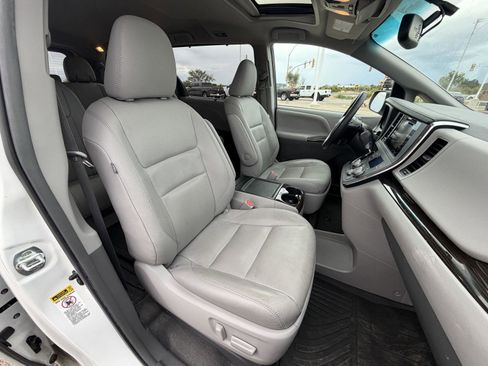 Used 2017 Toyota Sienna XLE w/ XLE Navigation Package FWD image 26