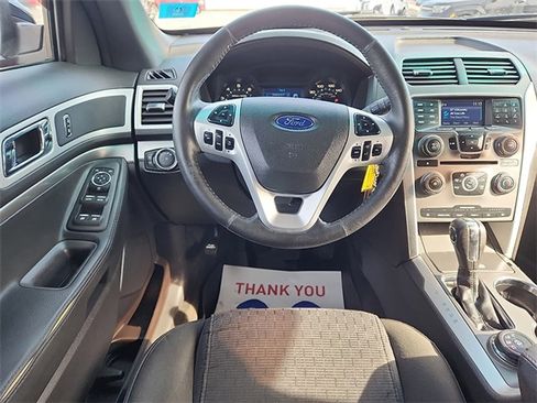Used 2015 Ford Explorer XLT image 9
