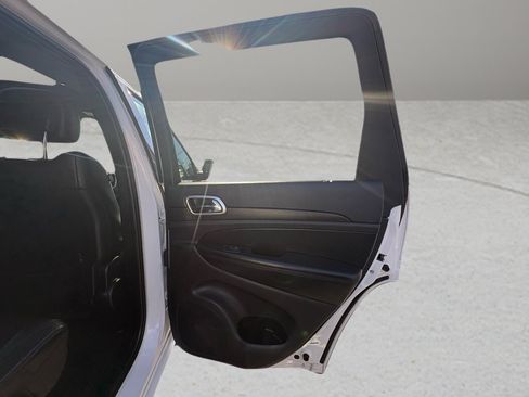 Used 2015 Jeep Grand Cherokee Altitude image 37