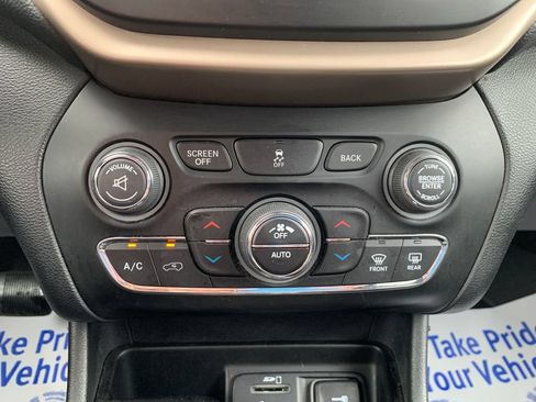 Used 2014 Jeep Cherokee Latitude w/ Comfort/Convenience Group AWD/4WD image 26