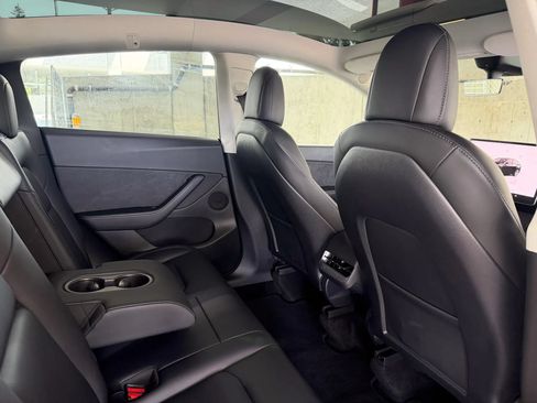 Used 2022 Tesla Model Y Long Range AWD/4WD image 19
