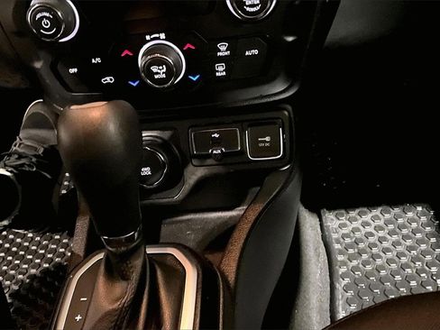 Used 2018 Jeep Renegade Sport w/ Power & Air Group image 32