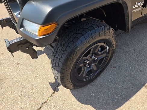 Used 2018 Jeep Wrangler Sport AWD/4WD image 5