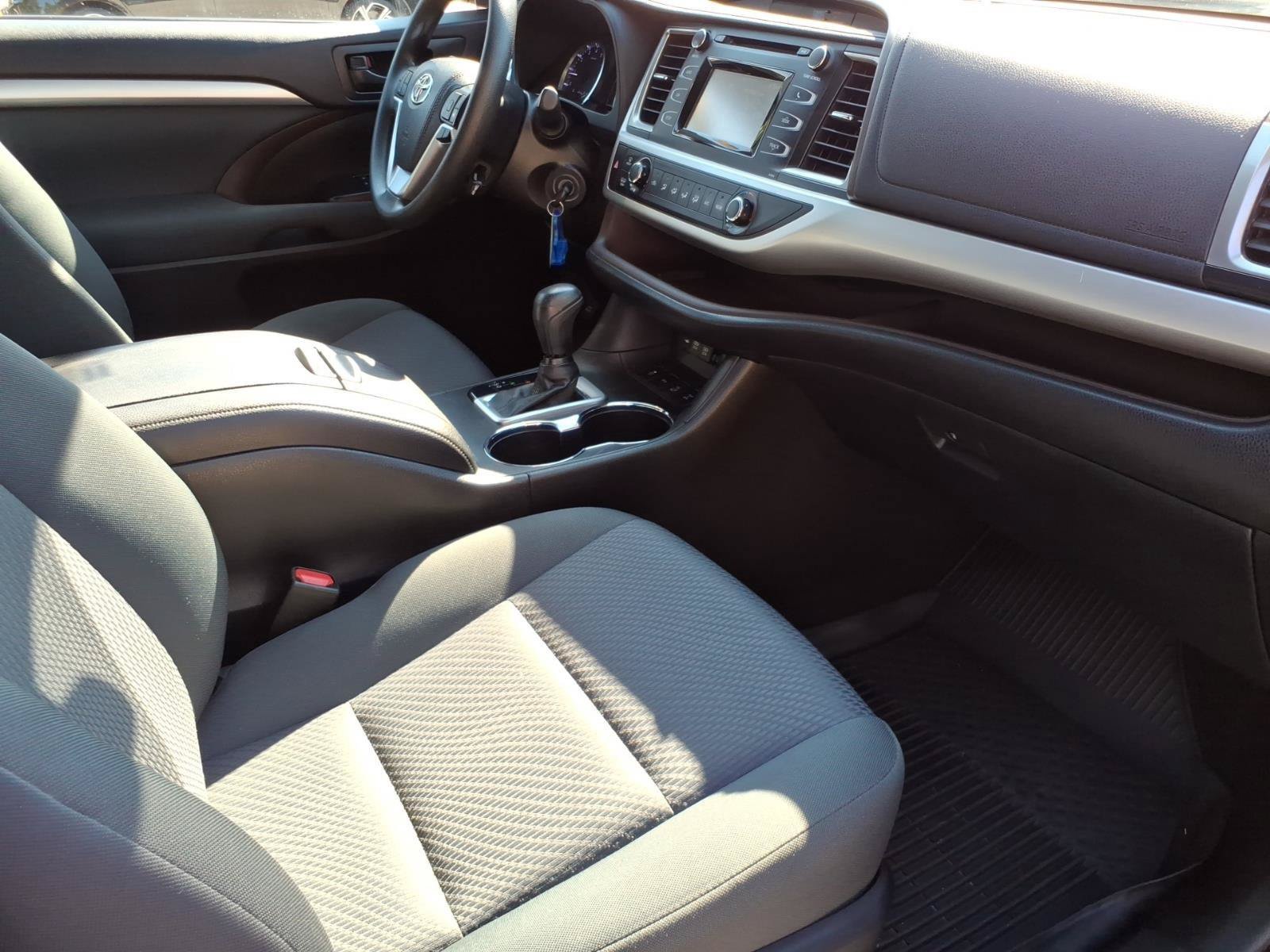 Used 2019 Toyota Highlander LE AWD/4WD image 24