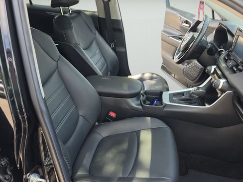 Used 2021 Toyota RAV4 XLE Premium FWD image 25