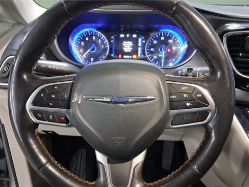 Used 2020 Chrysler Pacifica Touring-L image 13