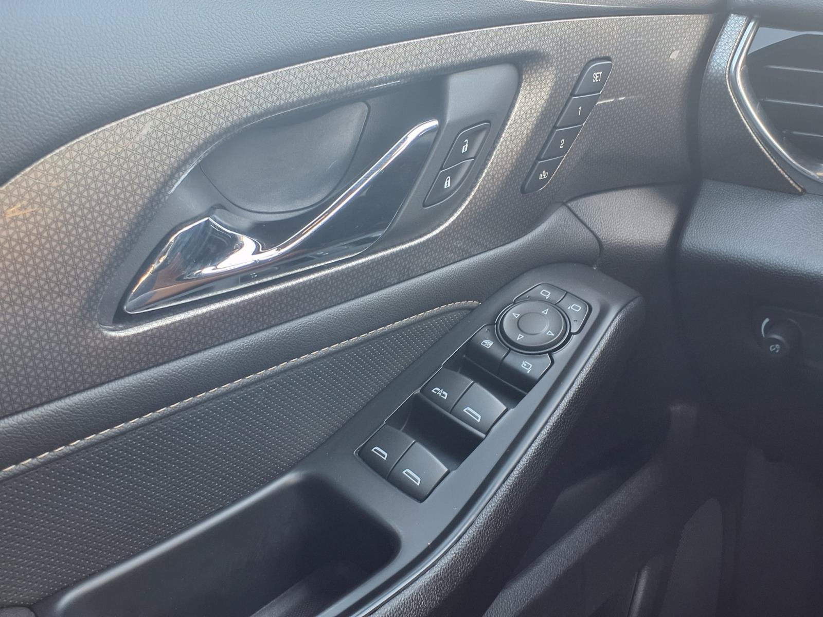 Used 2023 Chevrolet Traverse Premier FWD image 18
