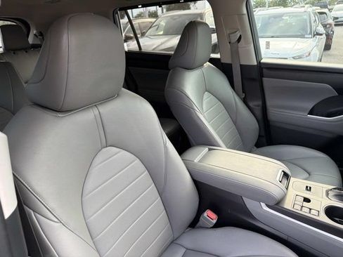 Used 2023 Toyota Highlander FWD image 17