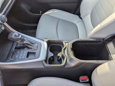 Used 2021 Toyota RAV4 XLE Premium image 28