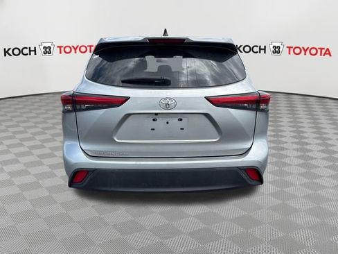 Used 2023 Toyota Highlander L FWD image 4
