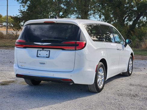 New 2026 Chrysler Pacifica Select image 4
