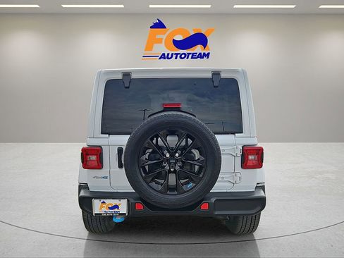 Used 2022 Jeep Wrangler Unlimited Sahara AWD/4WD image 4