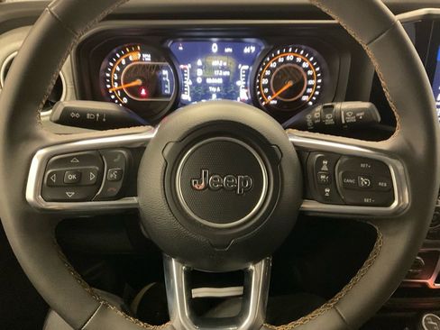 Used 2025 Jeep Wrangler Sahara image 4