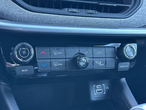 Used 2025 Jeep Compass Latitude image 22