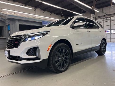 Used 2023 Chevrolet Equinox RS image 3