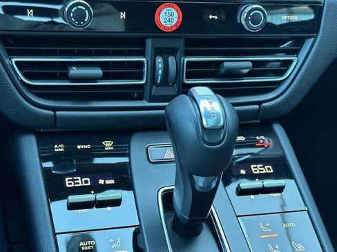 Used 2025 Porsche Macan image 25